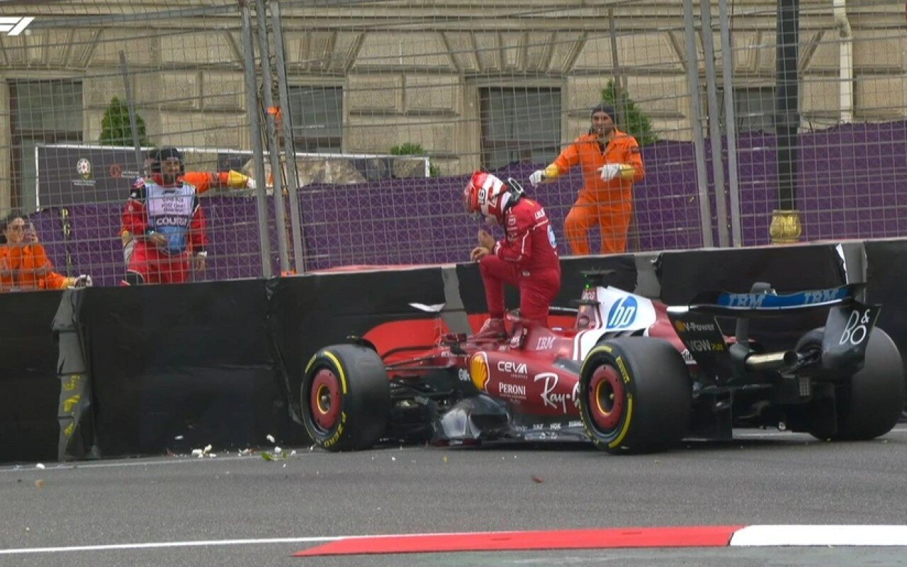 "Ferrari" pilotu Bakıda qəza törətdi