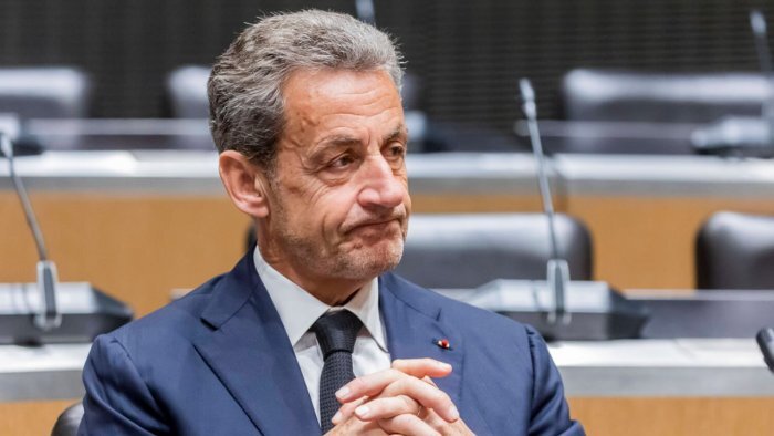 Sarkozi Makrondan əfv istəməmək qərarına gəlib