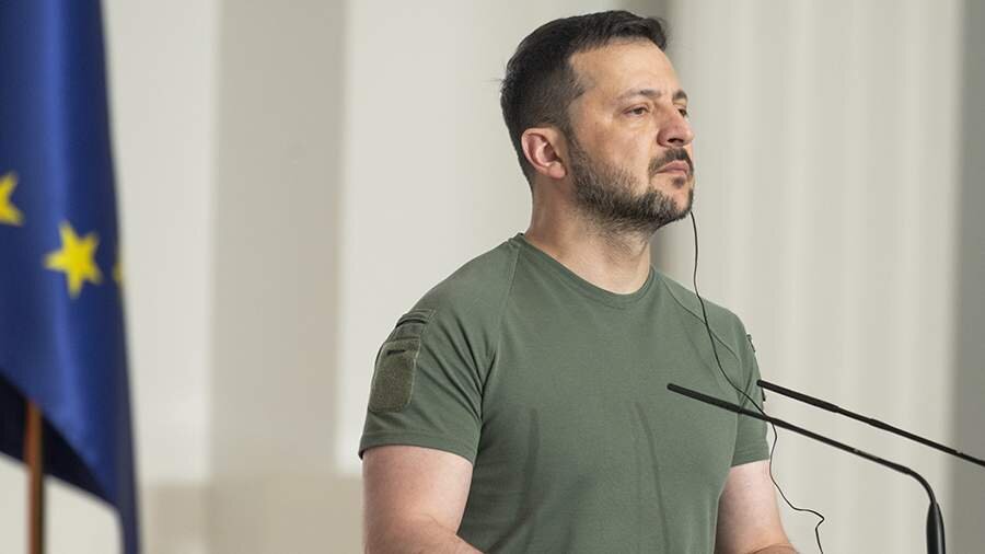 Zelenski məmurların əmlakı haqqında məlumatlara çıxışı məhdudlaşdıran qanunu imzalayıb
