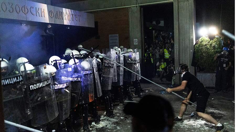 Serbiyanın Novi Sad şəhərində etiraz aksiyaları zamanı 13 polis əməkdaşı yaralanıb