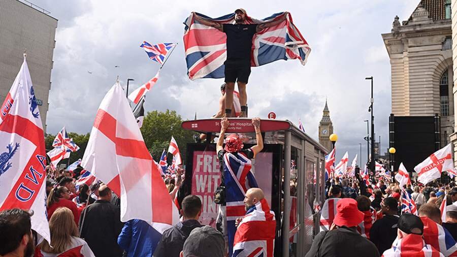 Mask, London etirazları fonunda Böyük Britaniya parlamentinin buraxılmasını tələb edir
