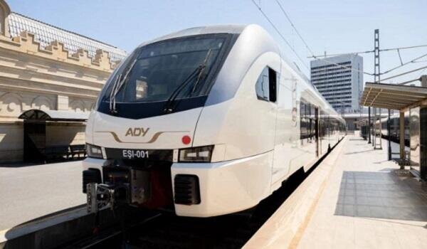Yay aylarında 11 minə yaxın turist qatarla səfər edib