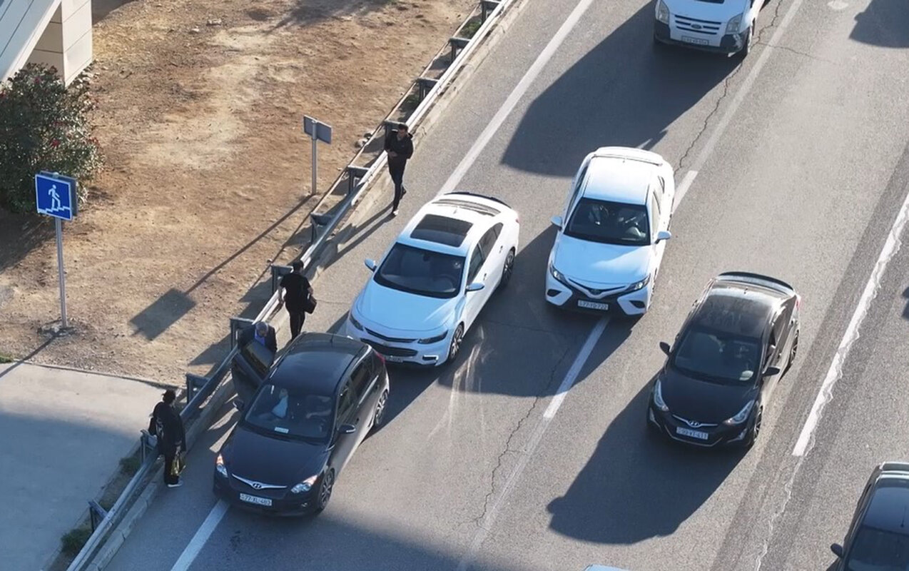 Avtobus dayanacağında və ikinci zolaqda saxlamayın!