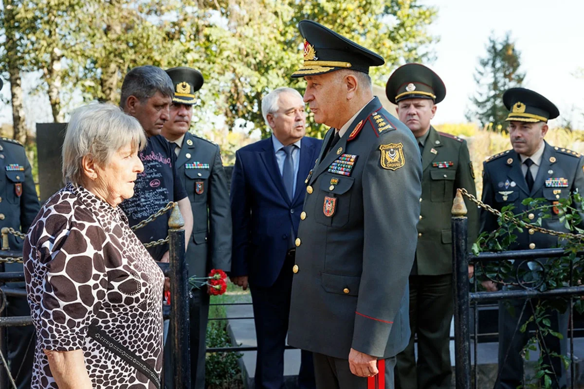 Kərim Vəliyev Belarusda Azərbaycanın Milli Qəhrəmanının məzarını ziyarət edib