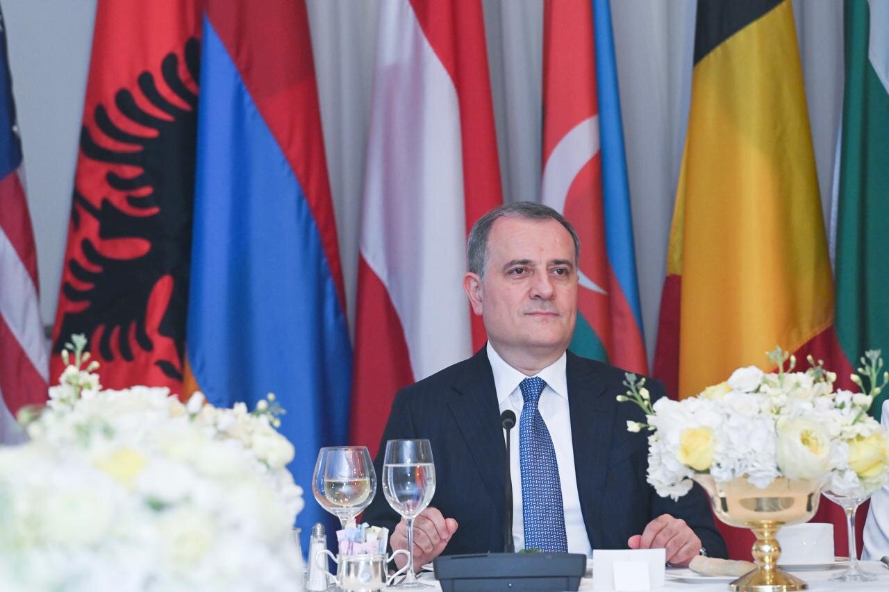 Bayramov Mirzoyanla şam yeməyində