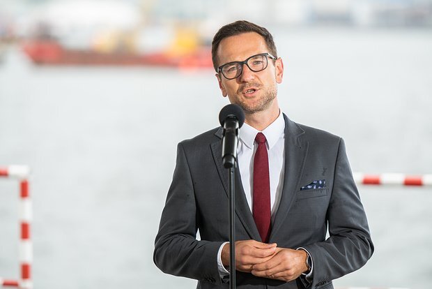Polşalı deputatın maşını Brüsseldə vurulub