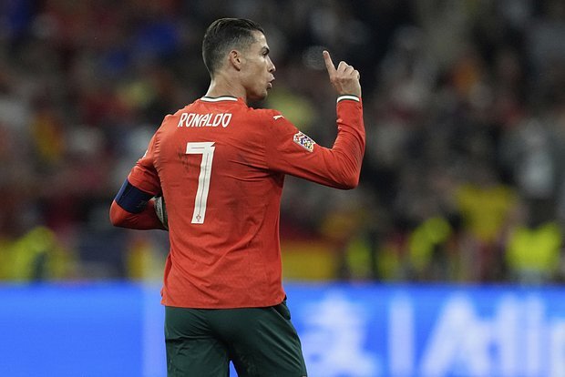 Ronaldo Ermənistanda şəkil çəkdirmək istəyən fanatını itələyib - VİDEO