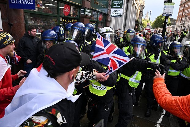 Londonda etirazçılarla polis toqquşub