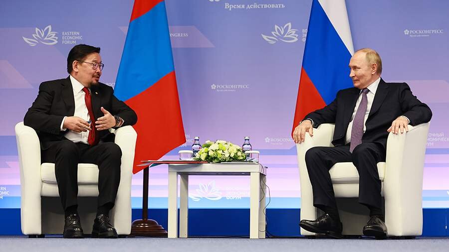 Putin EEF çərçivəsində Monqolustan baş naziri ilə görüşüb