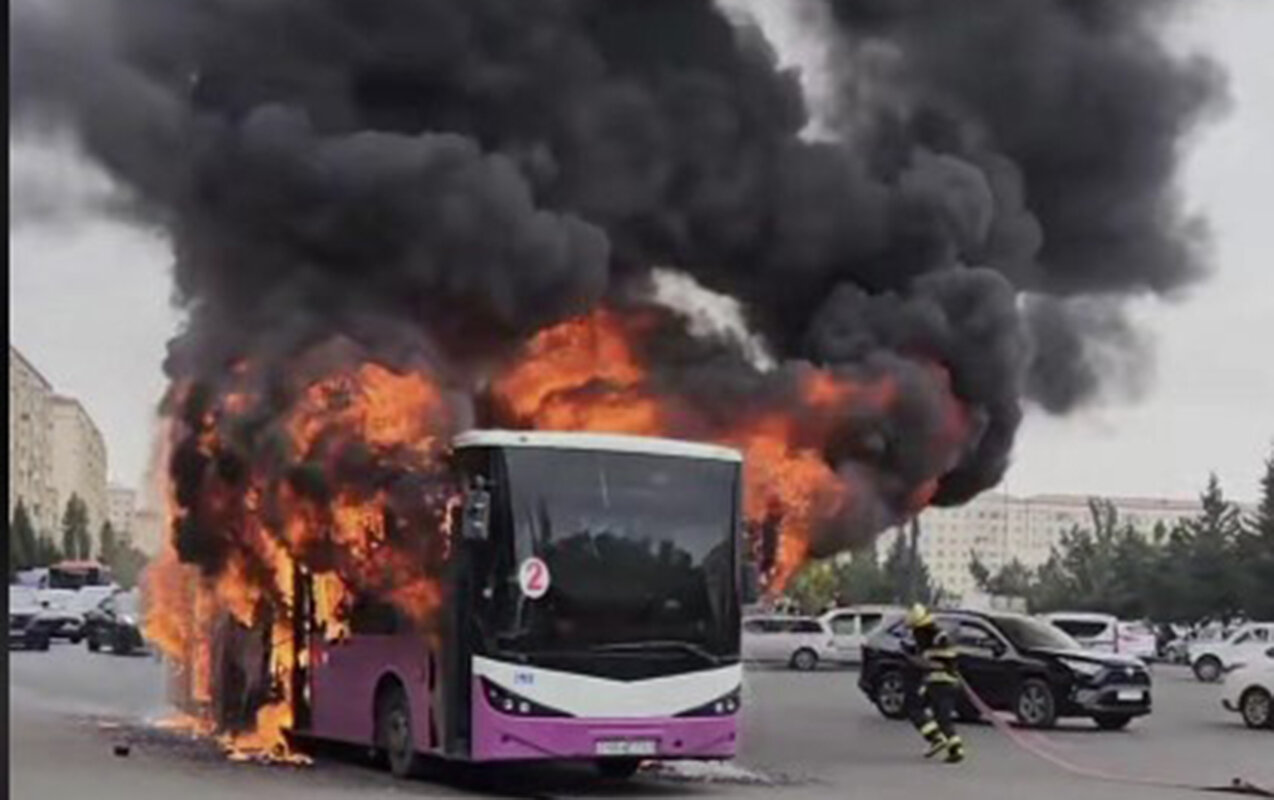 Sumqayıtda marşrut avtobusu yanır
