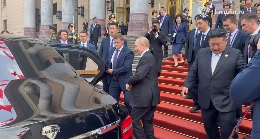 Hərbi paraddan sonra Putin və Kim Çen In bir arada-VİDEO