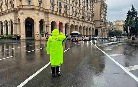 Yağıntılı hava şəraiti ilə bağlı Baş Dövlət Yol Polisi sürücülərə müraciət etdi