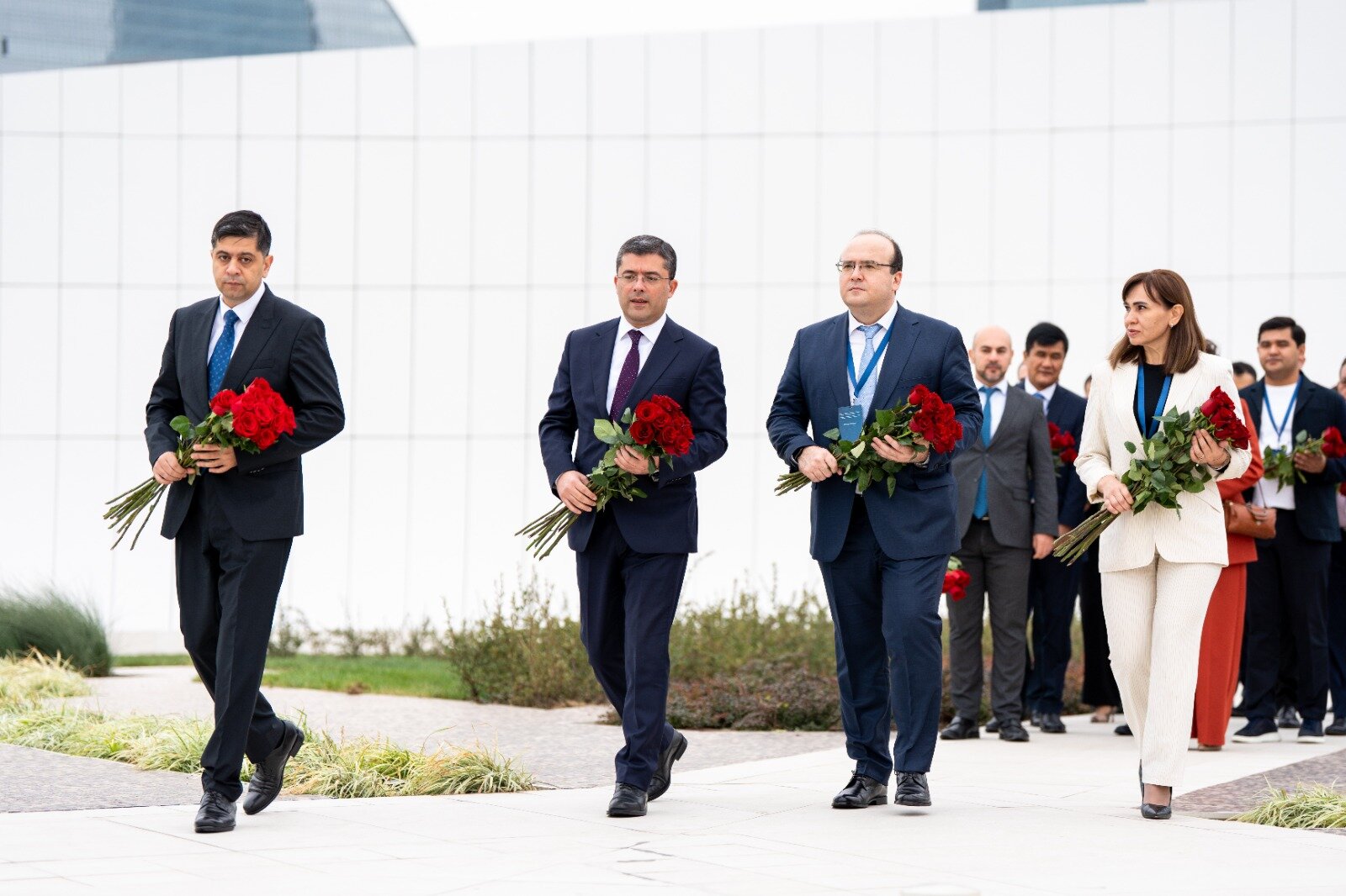 II Azərbaycan – Özbəkistan Media Forumu çərçivəsində Azərbaycanda səfərdə olan Özbəkistan nümayəndə heyəti Zəfər abidəsini ziyarət edib