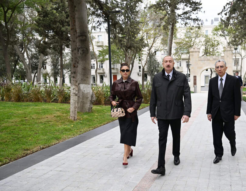 İlham Əliyev xanımı ilə parkın açılışında
