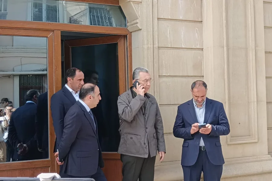 Rəsmilər Oqtay Şirəliyevlə vida mərasimində