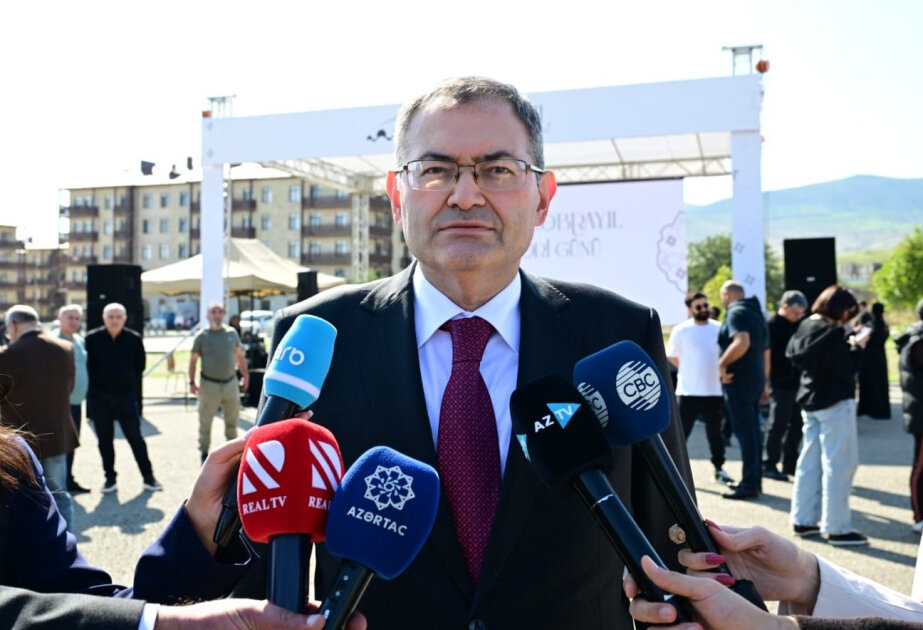 İntiqam Babayev: Musiqi sədaları, sənət əsərləri və nümayiş olunan fotolar Zəfər yolunu bir daha yaddaşlara həkk etdi