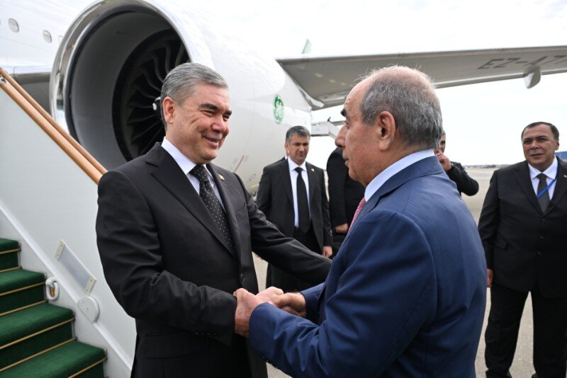 Berdiməhəmmədov Azərbaycana gəlir