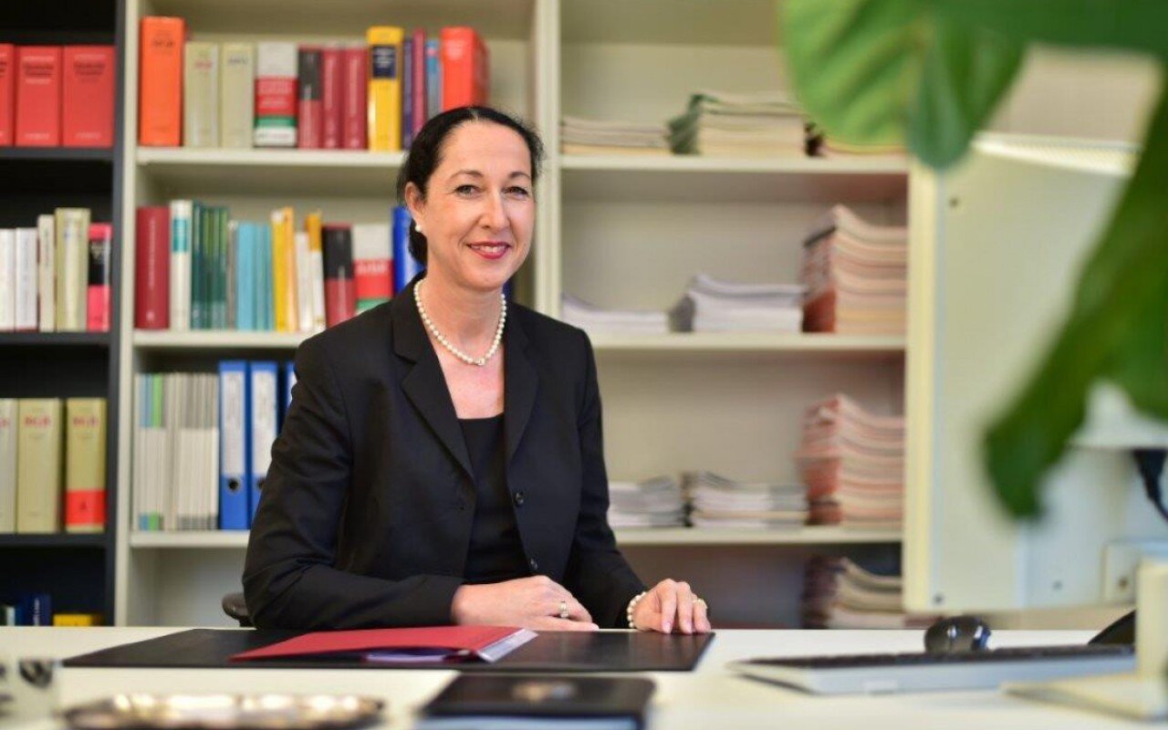 Almaniyada şəhər meri bıçaqlandı