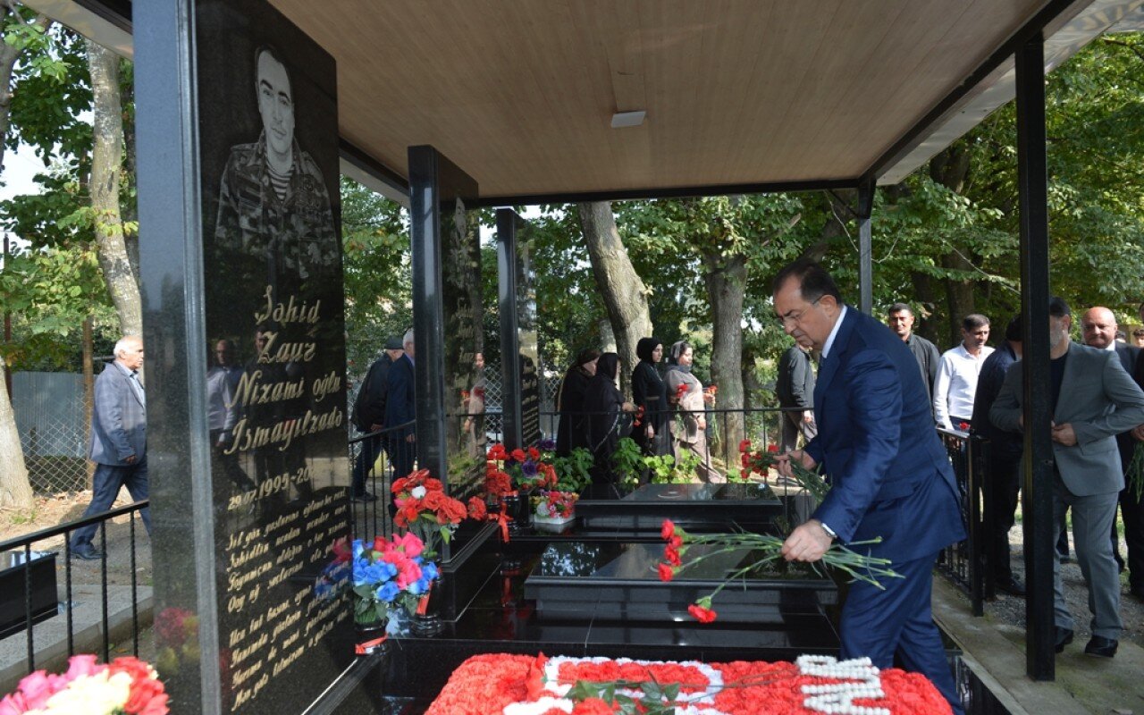 Taleh Qaraşov Vətən müharibəsi şəhidinin məzarını ziyarət edib - FOTOLAR