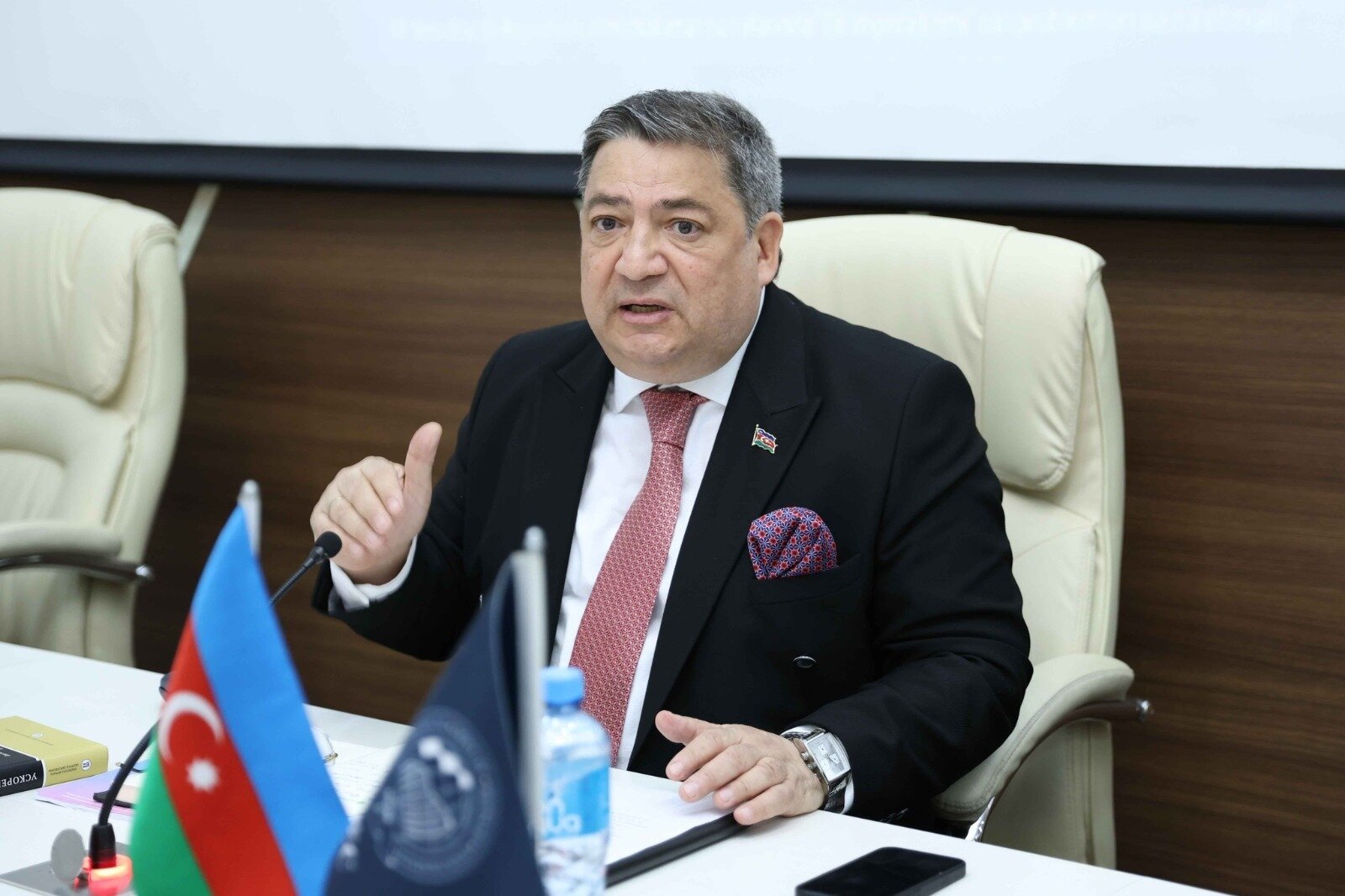 ŞOK İDDİA-Ramiz Mehdiyevin kitablarını  da başqaları yazırdı
