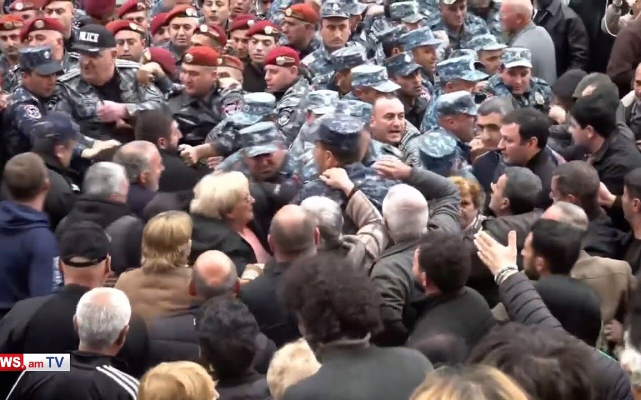 Ermənistanda etirazçılarla polis arasında qarşıdurma - Saxlanılanlar var (VİDEO)