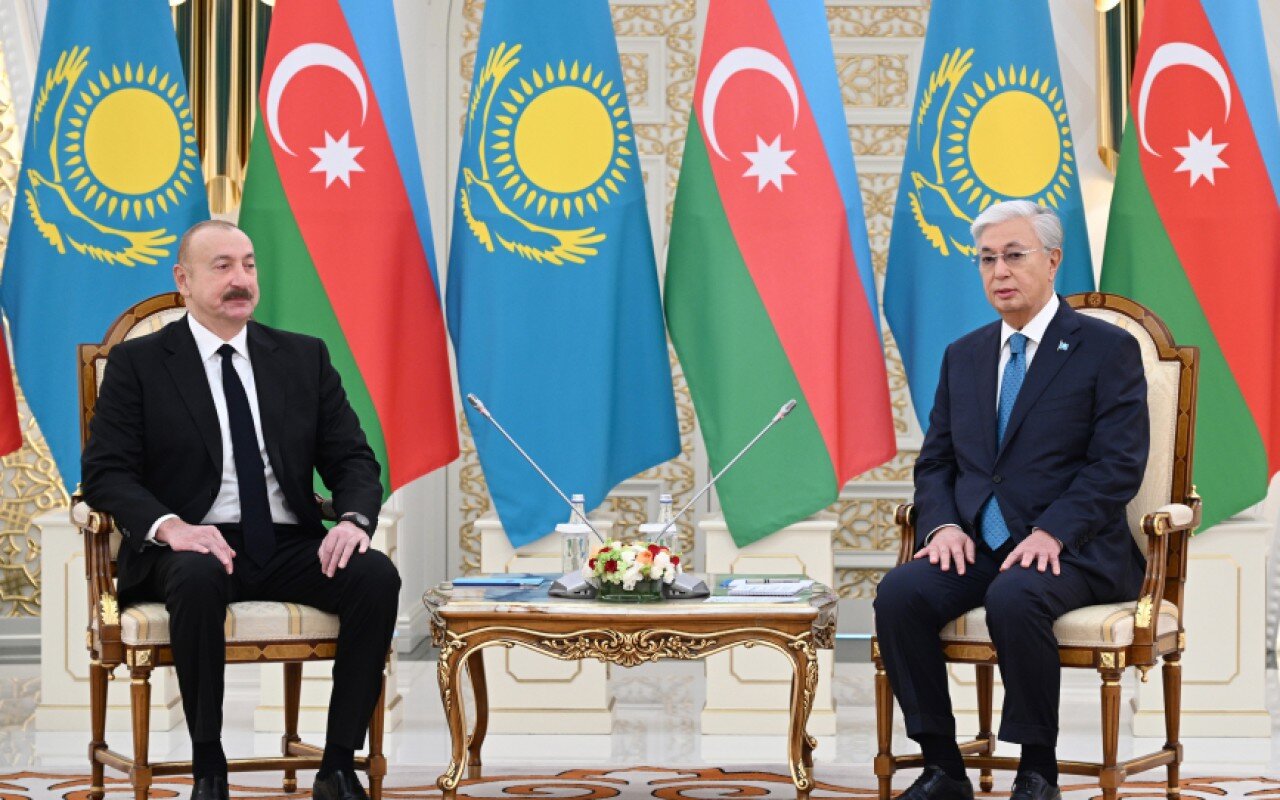İlham Əliyev Tokayevi Azərbaycana dəvət etdi