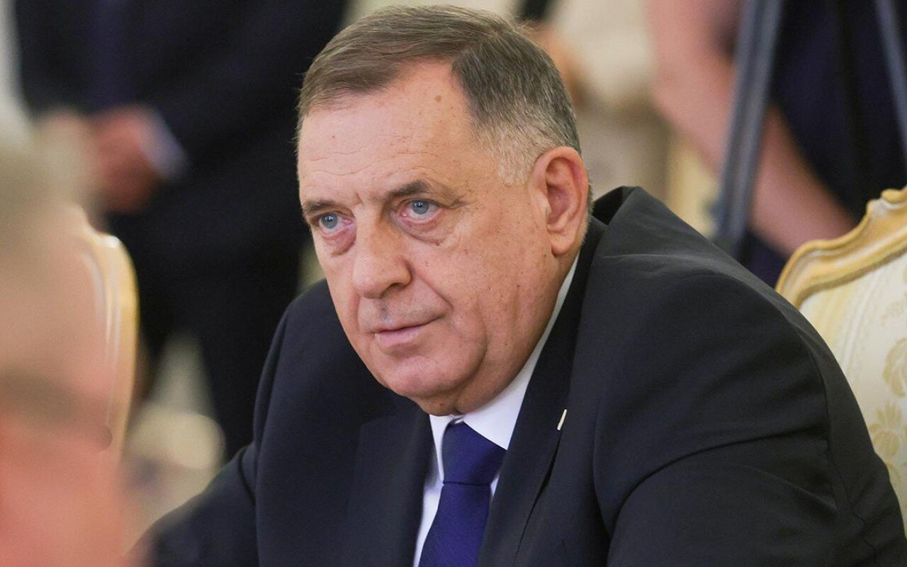 Tramp Dodik və ailəsinə güzəşt etdi