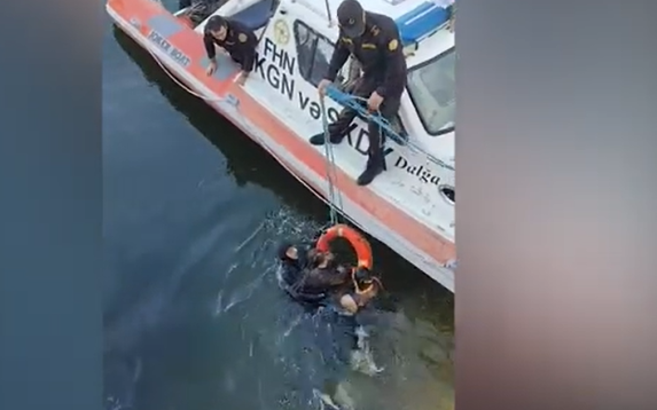 Bulvarda dənizə düşən şəxs belə xilas edildi - VİDEO