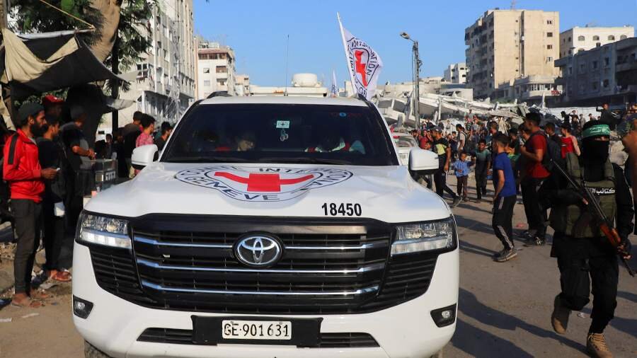 HƏMAS tərəfindən azad edilən girovların ikinci qrupu Qırmızı Xaç Cəmiyyətinə təhvil verilib