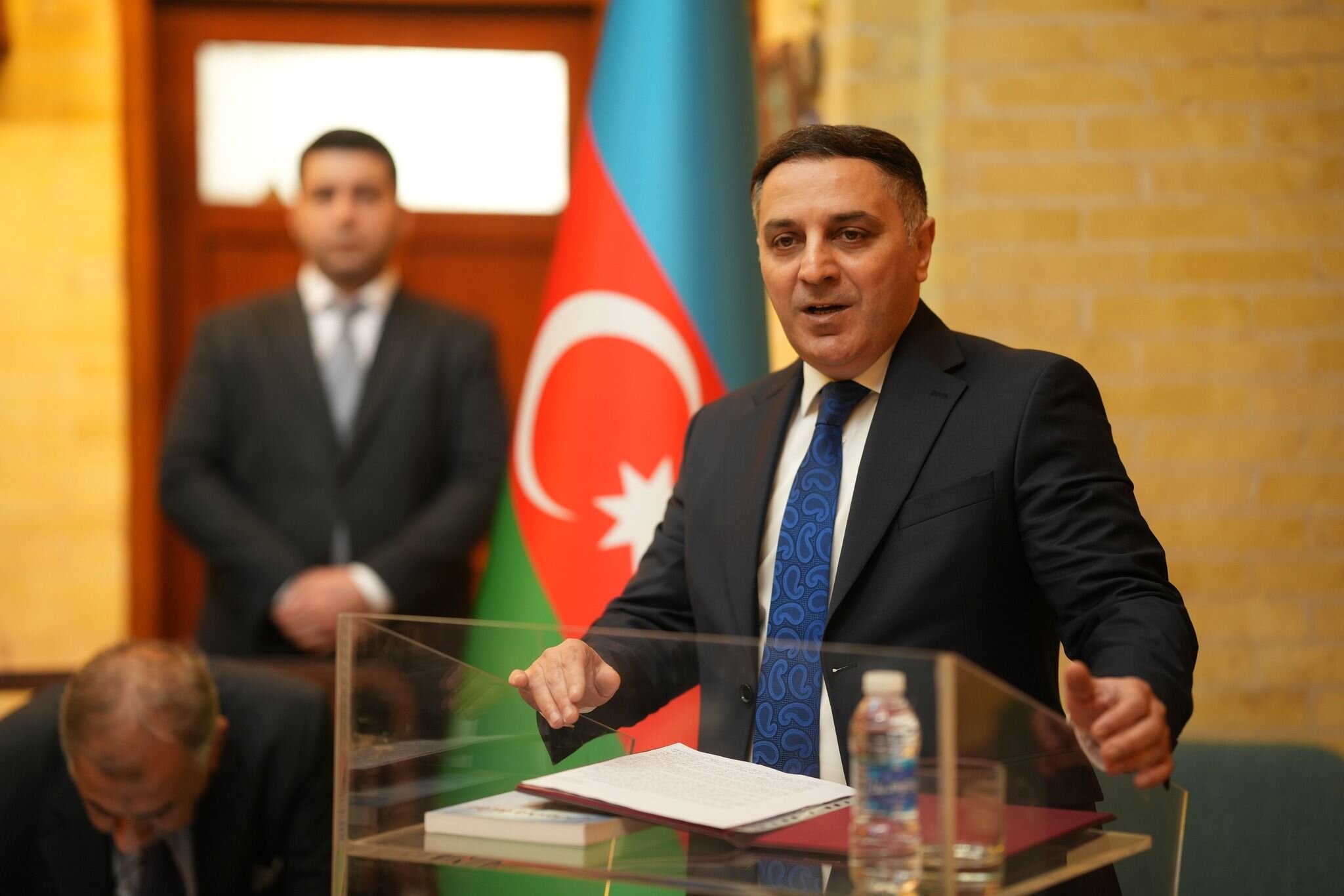 Viza alverinin arxasında kim dayanır?