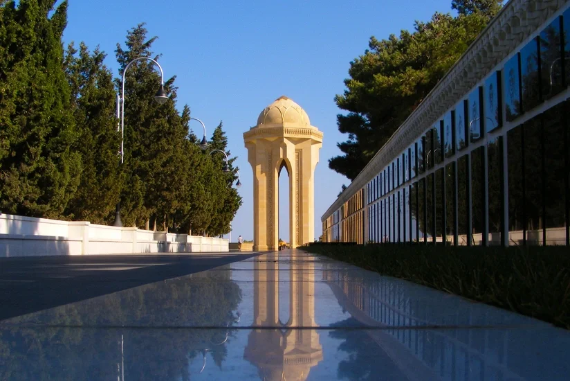 İtaliya Prezidenti Bakıda şəhidlərin xatirəsini anıb