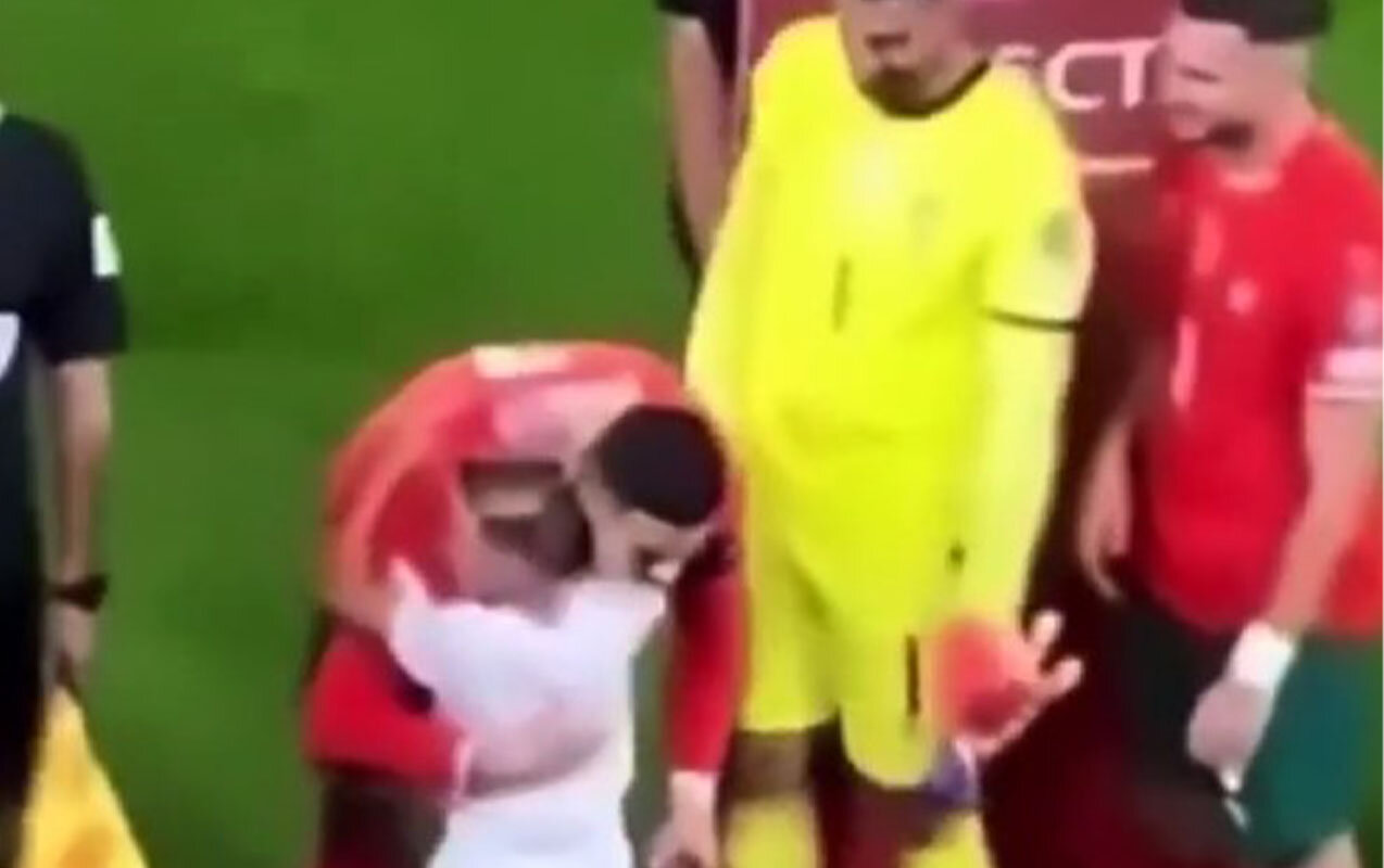 Ronaldo bu hərəkəti ilə gündəm oldu - Video