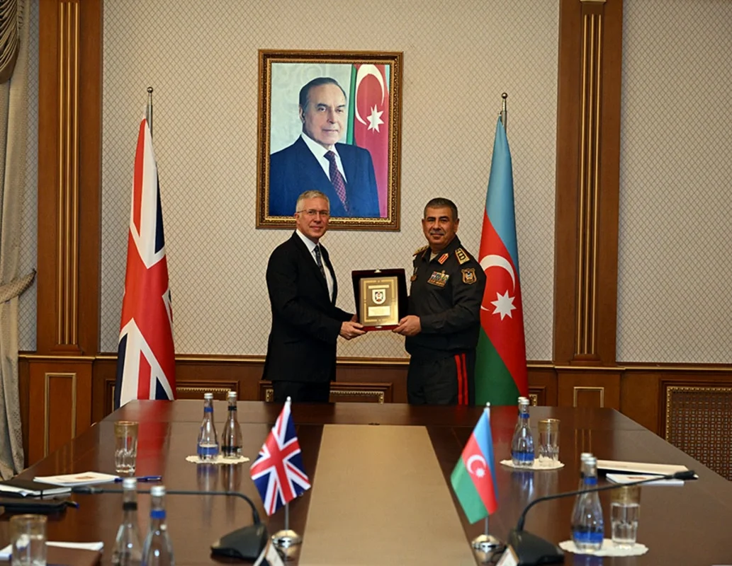 Müdafiə naziri Böyük Britaniyanın Azərbaycandakı səfiri ilə görüşüb