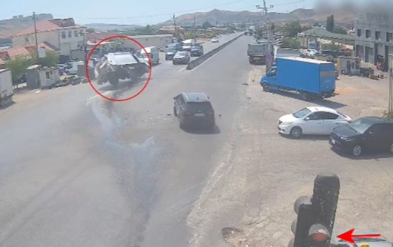 Yolu “qırmızı”da keçən zibil maşını belə aşdı-VİDEO