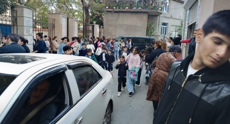 143 nömrəli məktəbin qarşısında təhlükəli vəziyyət