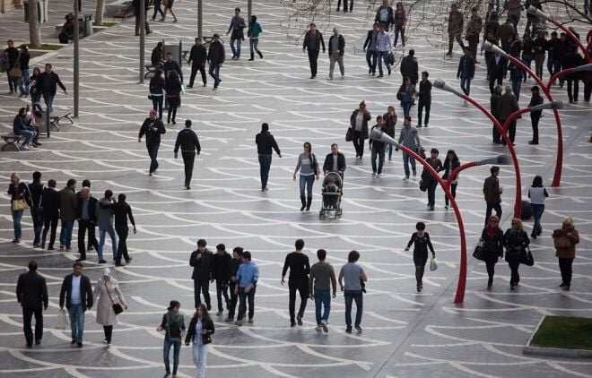 Bakıda nazirlik əməkdaşı küçədə yatdı: məxfi sənədlər oğurlandı