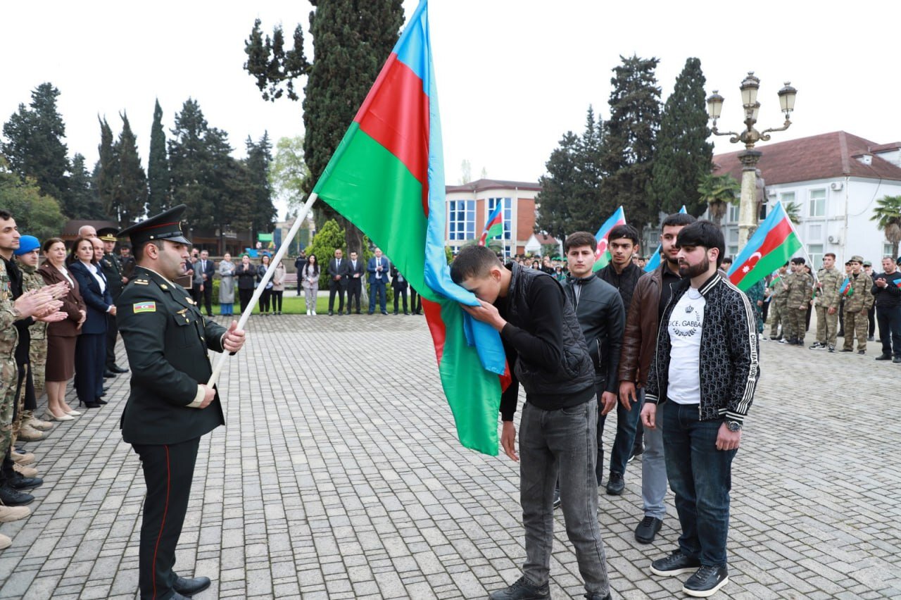 Oğlunu hərbi xidmətə yola salan generalla bağlı maraqlı məlumatlar – Xəlilov kimdir?