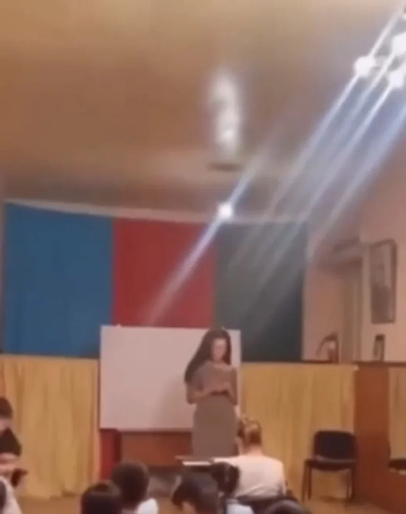 Anım günündə trans azyaşlıların önündə mahnı ifa etdi