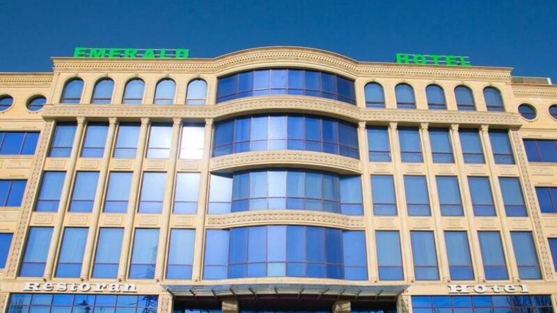 “Emerald” otelini su basdı – Müştərinin bahalı avtomobili zərər gördü