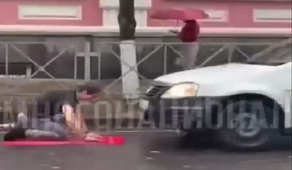 Rus mediası yolda namaz qılanı "vəhşi" kimi təqdim etdi