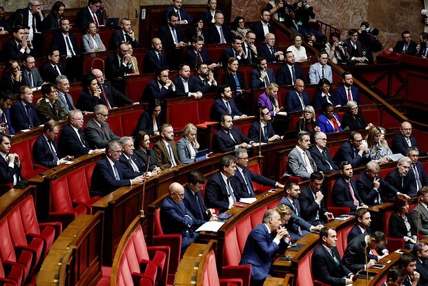 Fransa parlamenti hökumətə etimadsızlıq haqqında qətnamələri rədd edib