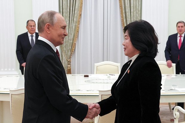 Putin Şimali Koreyanın xarici işlər naziri Çoi Son Hui ilə görüşüb