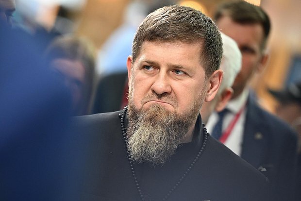 Kadırov generalı və Dövlət Dumasının deputatını diz çökməyə çağırıb