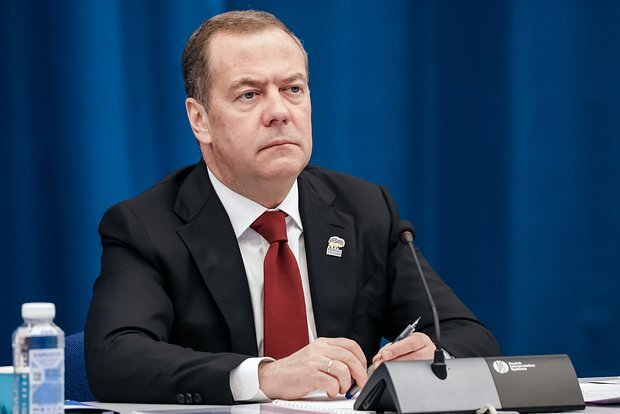 Medvedev Trampın Rusiyanı hədələməsinə mem ilə cavab verib