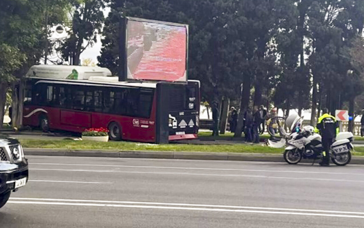 “Bakubus” avtobusu bulvara girdi - VİDEO (YENİLƏNİB)