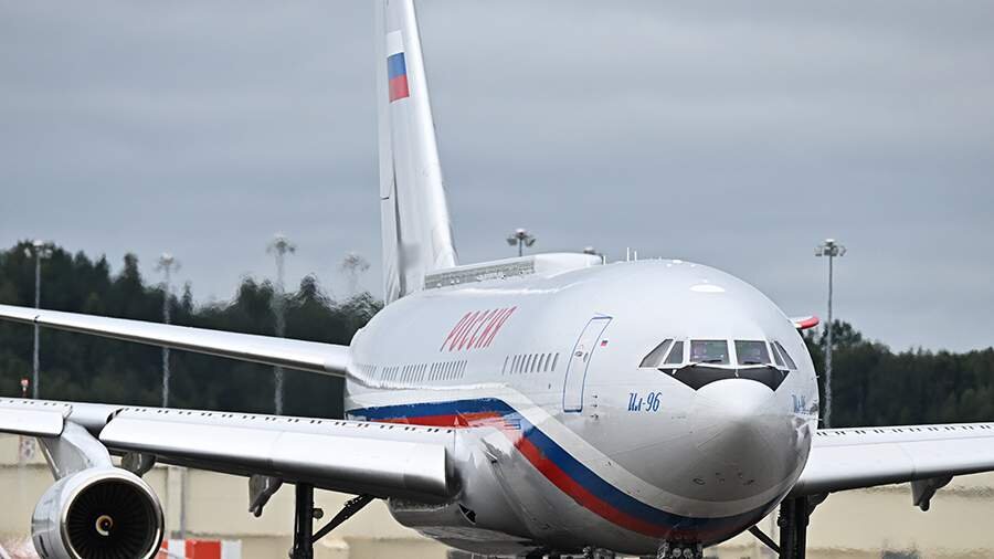 Peskov Putinin Macarıstana uçuşunun logistikasından danışıb