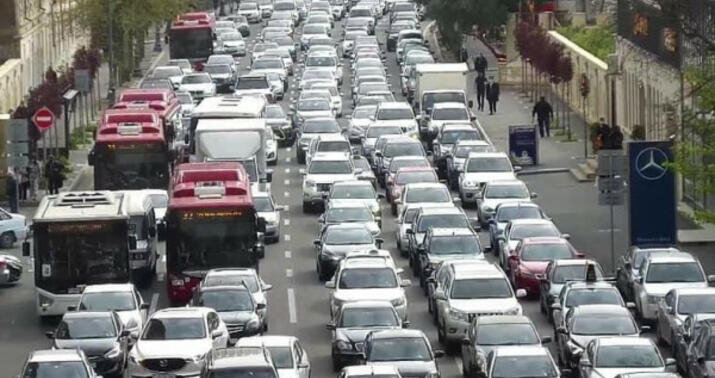 Bakının bu küçələrində sıxlıq var