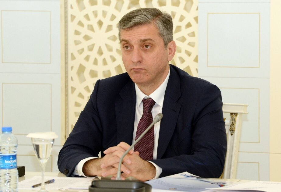 Vüqar Gülməmmədov Adil Kərimlini "yoxlayır"...