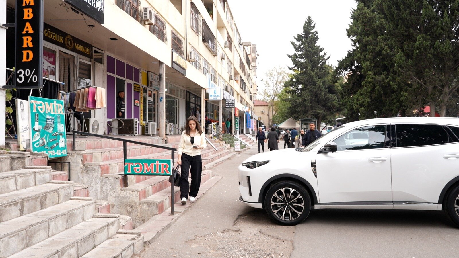 Polis piyadaların hərəkətinə çətinlik yaradan sürücülərə müraciət edib