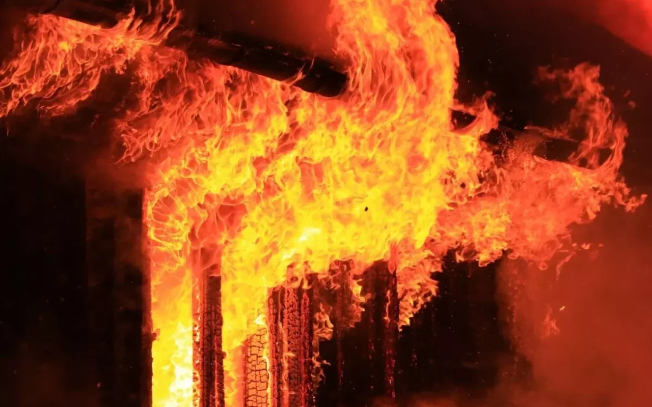 Şəkidə yaşayış evi yandı